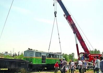 吊裝帶吊運(yùn)脫軌的火車.jpg